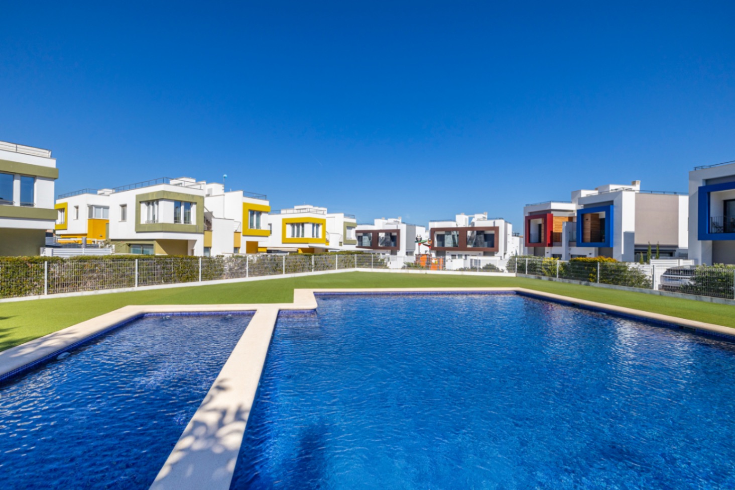 Espectacular chalet pareado en venta en Denia, a un paso del pueblo.