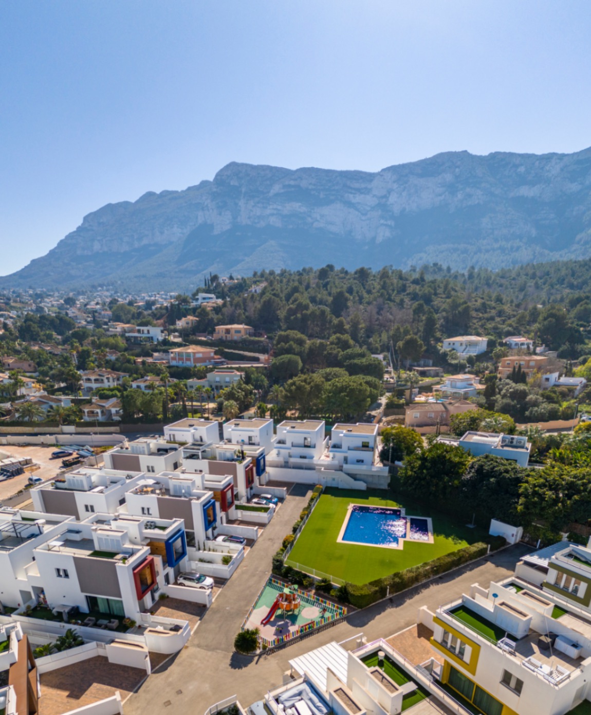 Espectacular chalet pareado en venta en Denia, a un paso del pueblo.
