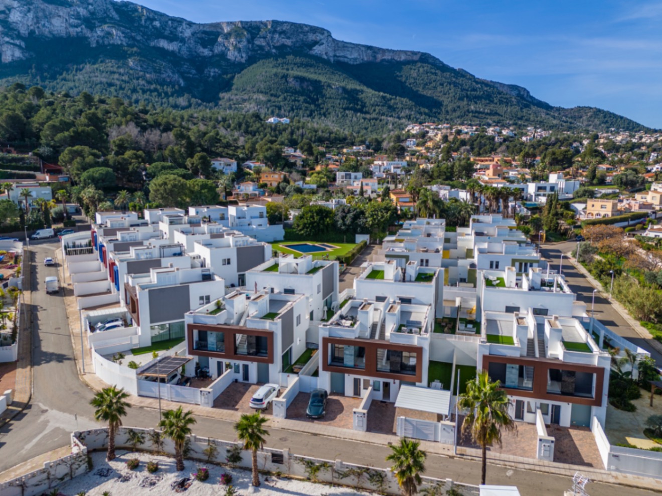 Espectacular chalet pareado en venta en Denia, a un paso del pueblo.