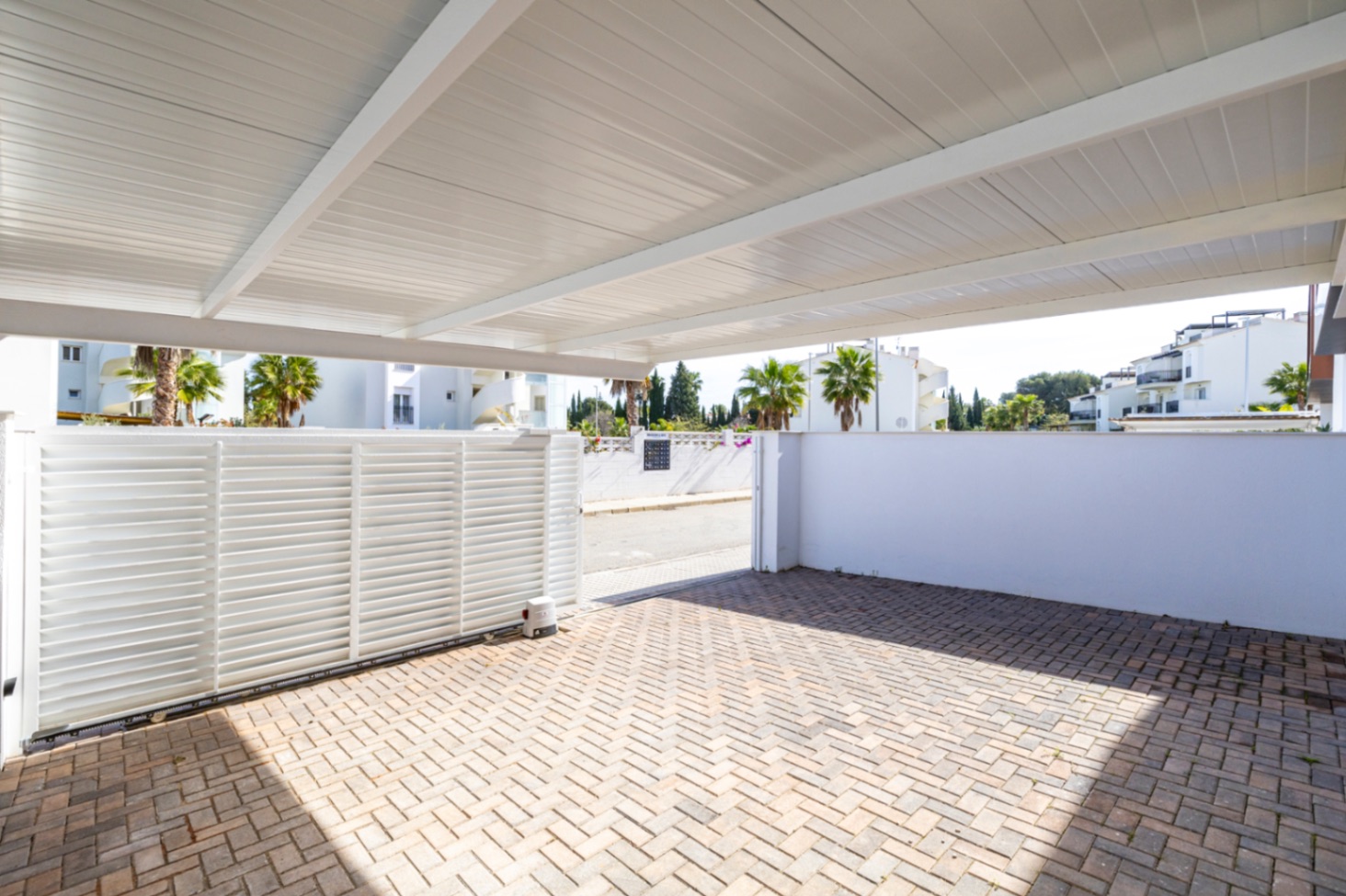 Espectacular chalet pareado en venta en Denia, a un paso del pueblo.