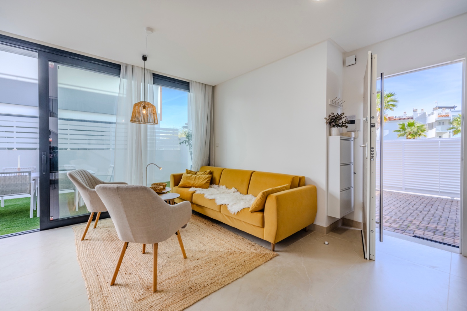 Espectacular chalet pareado en venta en Denia, a un paso del pueblo.
