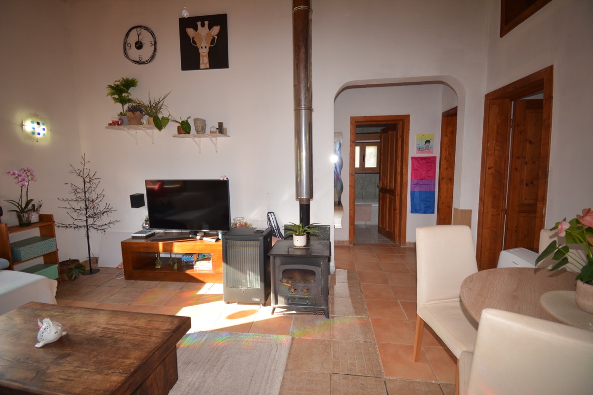 Sobre una parcela de 5.000m2 llanos nos encontramos con dos chalets y vistas al Montgó.