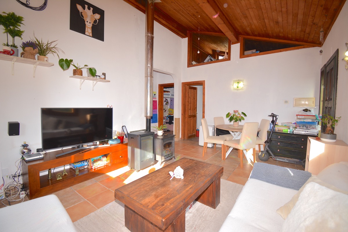 Sobre una parcela de 5.000m2 llanos nos encontramos con dos chalets y vistas al Montgó.