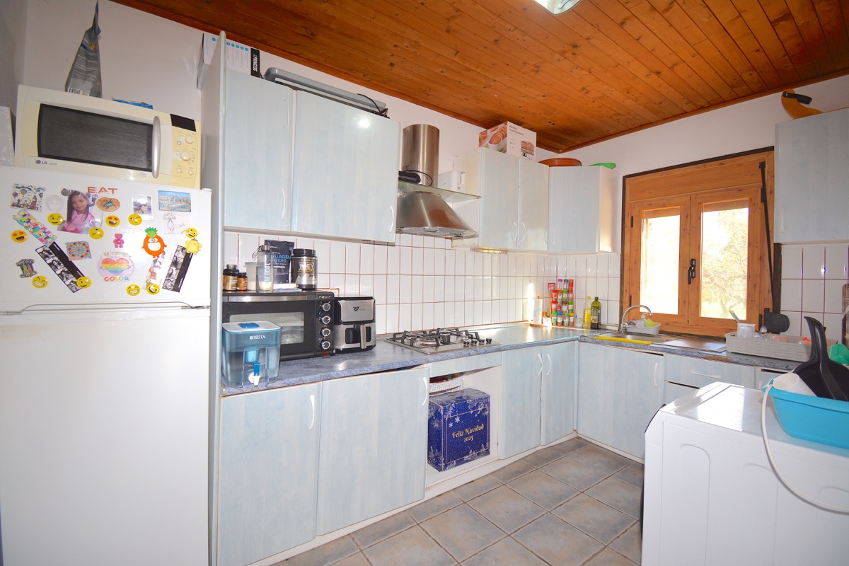Sobre una parcela de 5.000m2 llanos nos encontramos con dos chalets y vistas al Montgó.