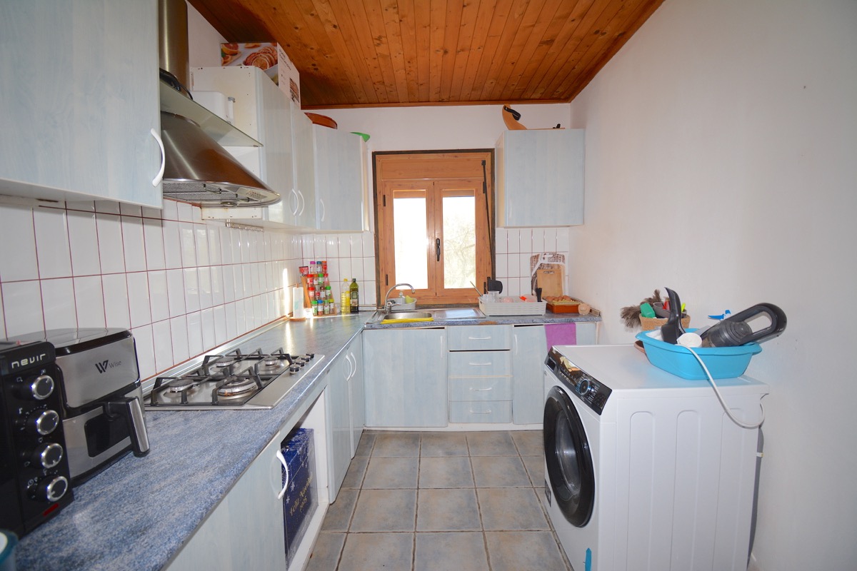 Sobre una parcela de 5.000m2 llanos nos encontramos con dos chalets y vistas al Montgó.