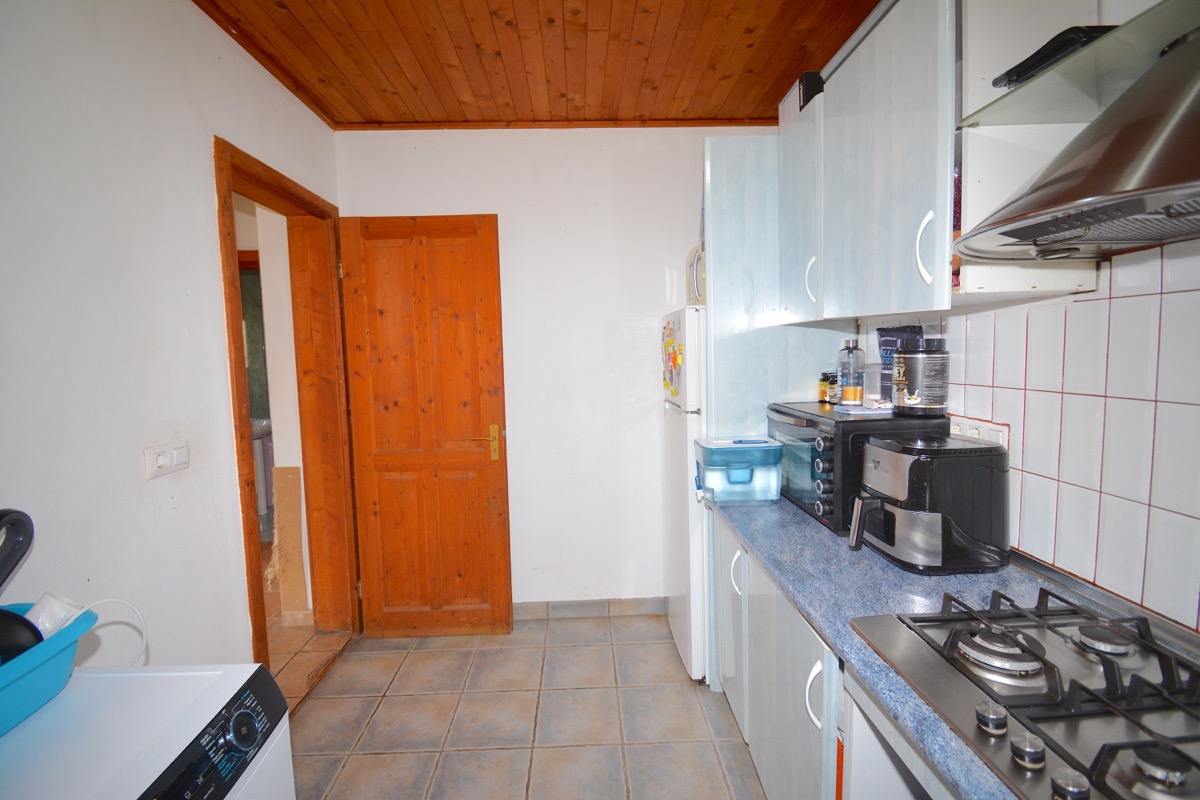 Sobre una parcela de 5.000m2 llanos nos encontramos con dos chalets y vistas al Montgó.
