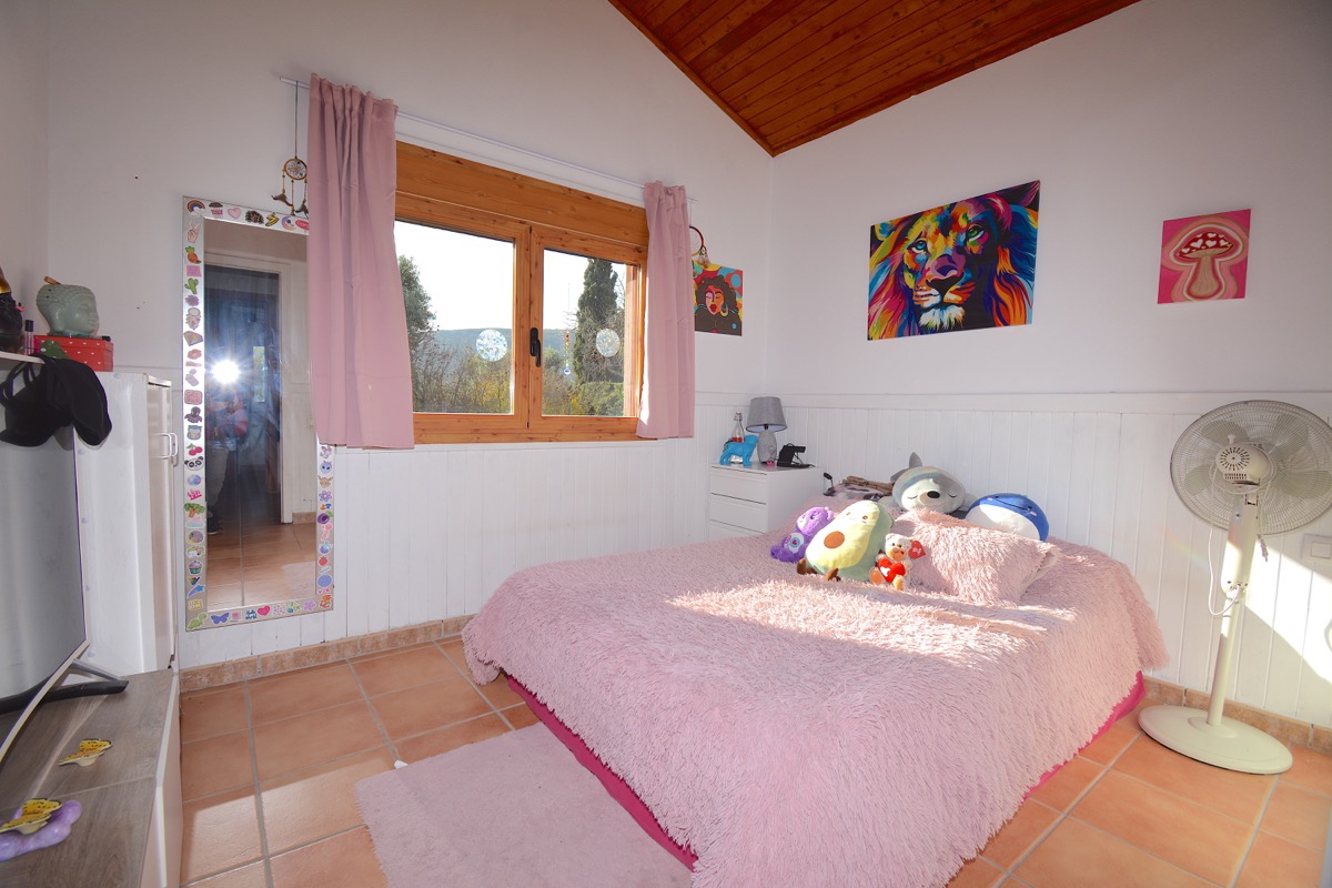 Sobre una parcela de 5.000m2 llanos nos encontramos con dos chalets y vistas al Montgó.