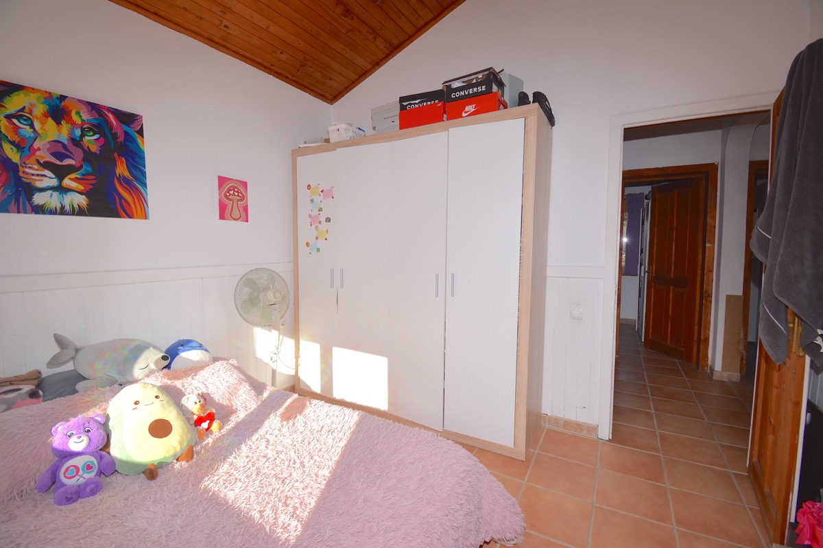 Sobre una parcela de 5.000m2 llanos nos encontramos con dos chalets y vistas al Montgó.