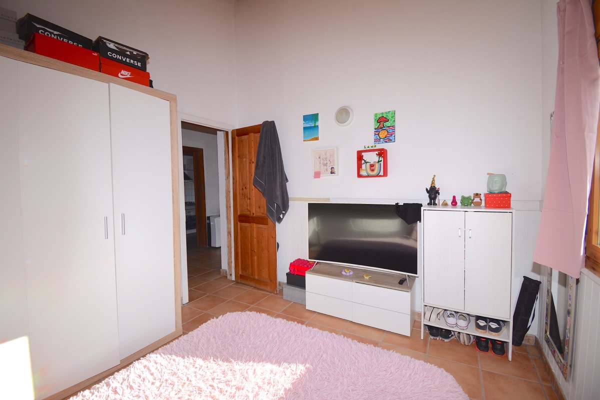 Sobre una parcela de 5.000m2 llanos nos encontramos con dos chalets y vistas al Montgó.