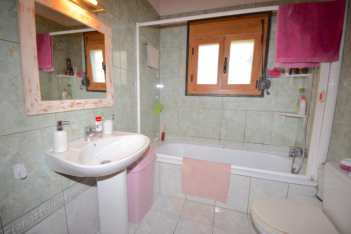 Sobre una parcela de 5.000m2 llanos nos encontramos con dos chalets y vistas al Montgó.