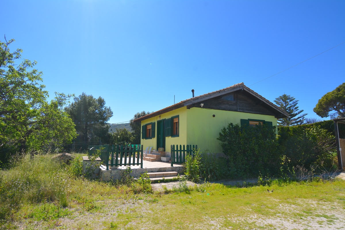 Sobre una parcela de 5.000m2 llanos nos encontramos con dos chalets y vistas al Montgó.