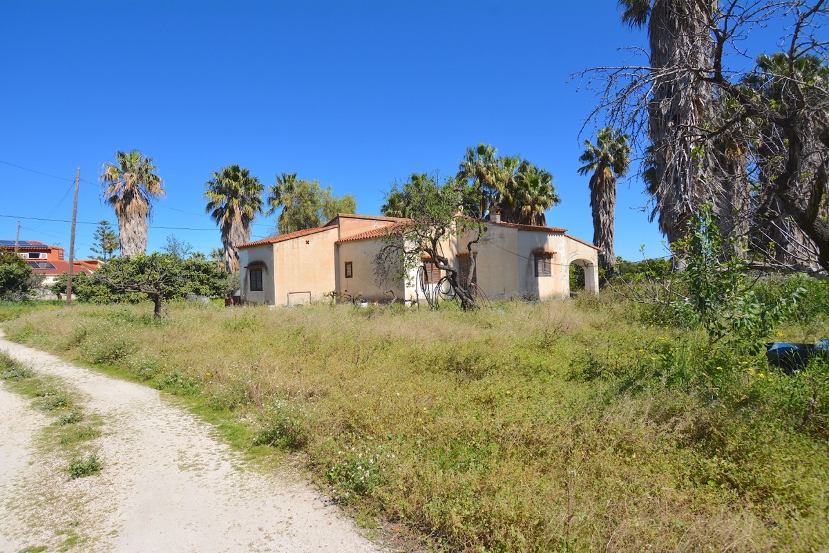 Sobre una parcela de 5.000m2 llanos nos encontramos con dos chalets y vistas al Montgó.