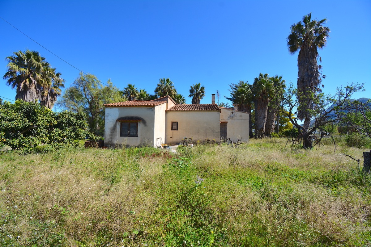 Sobre una parcela de 5.000m2 llanos nos encontramos con dos chalets y vistas al Montgó.