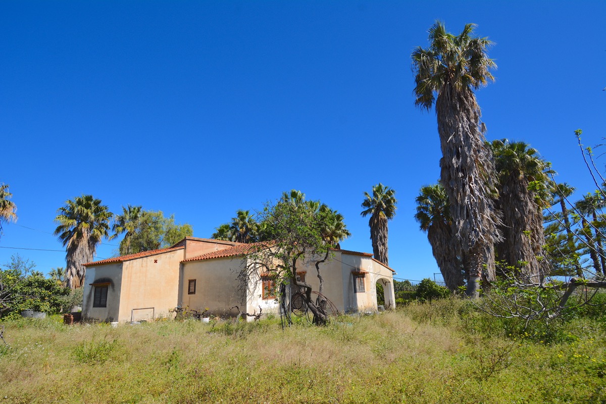 Sobre una parcela de 5.000m2 llanos nos encontramos con dos chalets y vistas al Montgó.