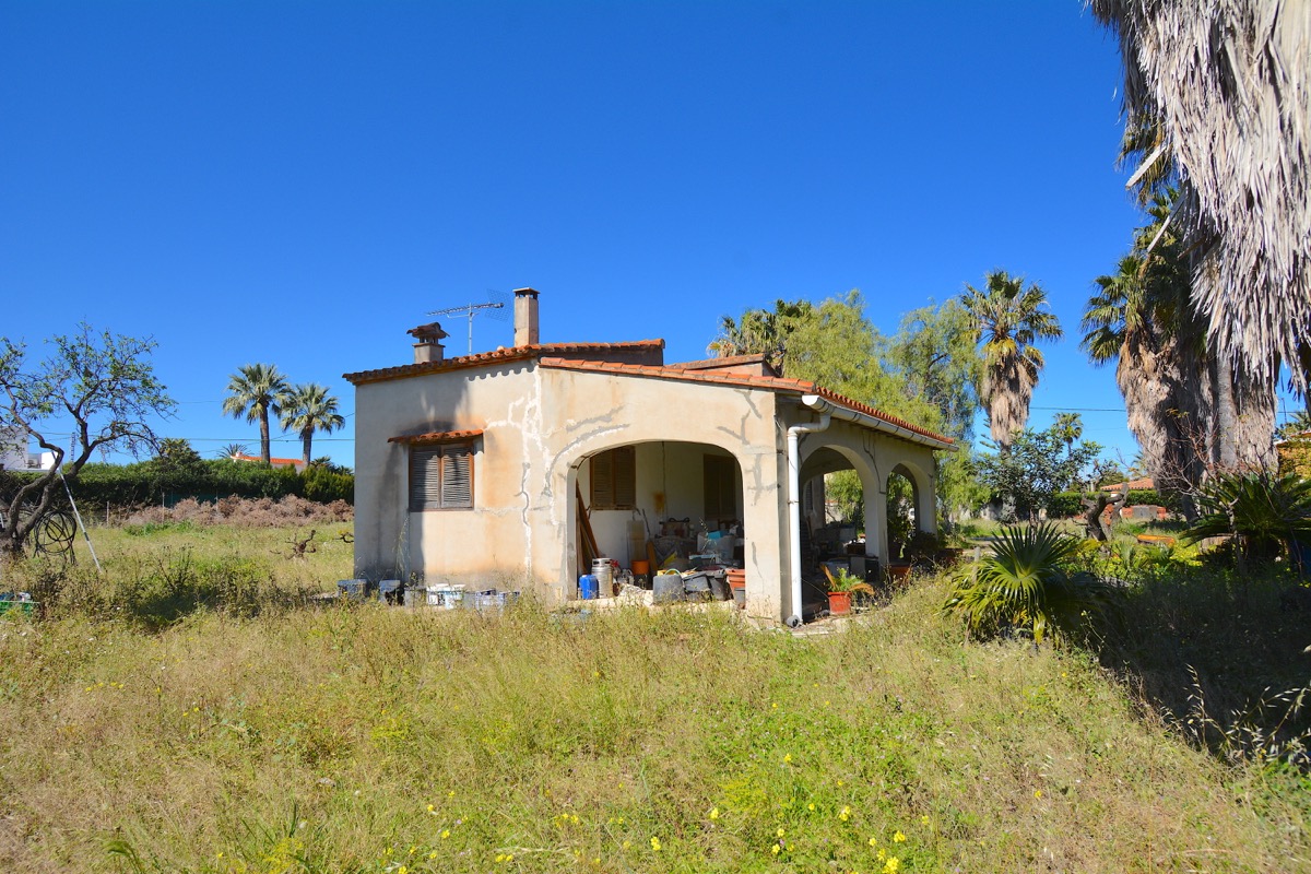Sobre una parcela de 5.000m2 llanos nos encontramos con dos chalets y vistas al Montgó.