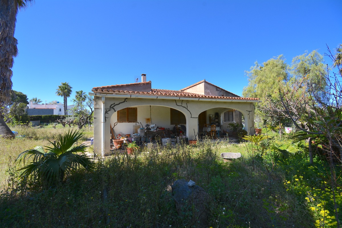 Sobre una parcela de 5.000m2 llanos nos encontramos con dos chalets y vistas al Montgó.