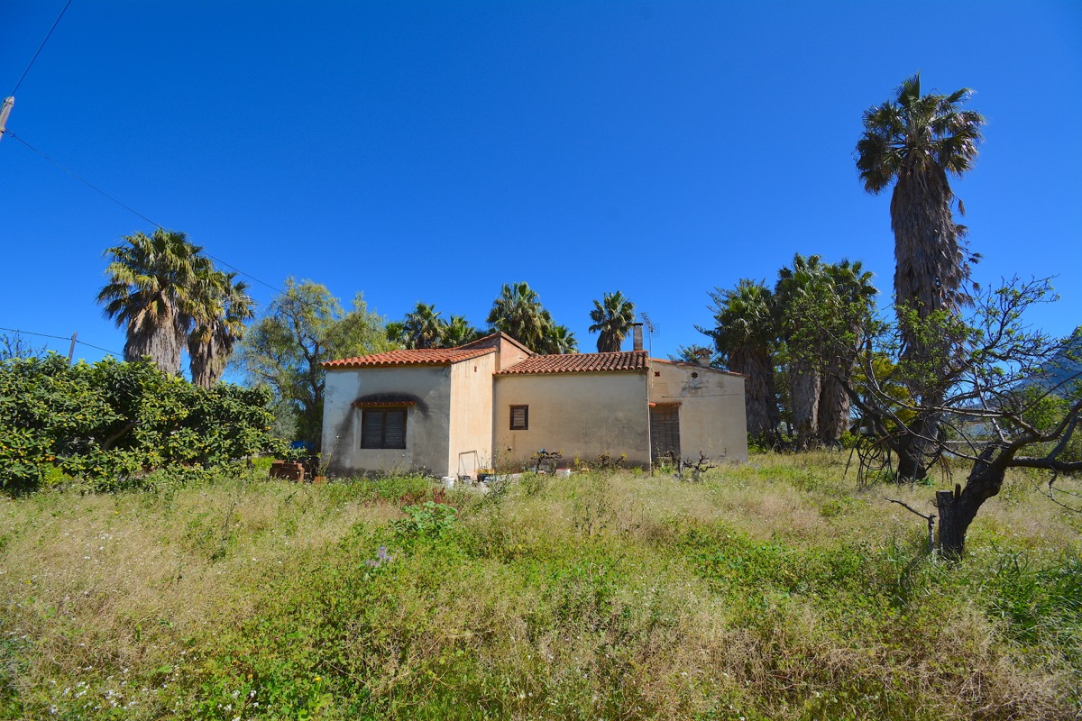 Sobre una parcela de 5.000m2 llanos nos encontramos con dos chalets y vistas al Montgó.