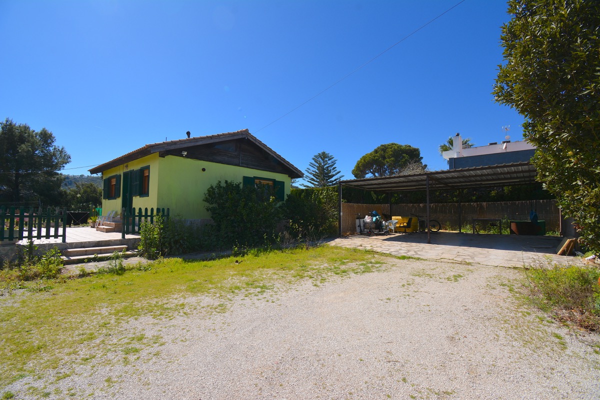 Sobre una parcela de 5.000m2 llanos nos encontramos con dos chalets y vistas al Montgó.