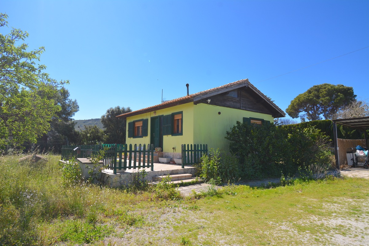 Sobre una parcela de 5.000m2 llanos nos encontramos con dos chalets y vistas al Montgó.