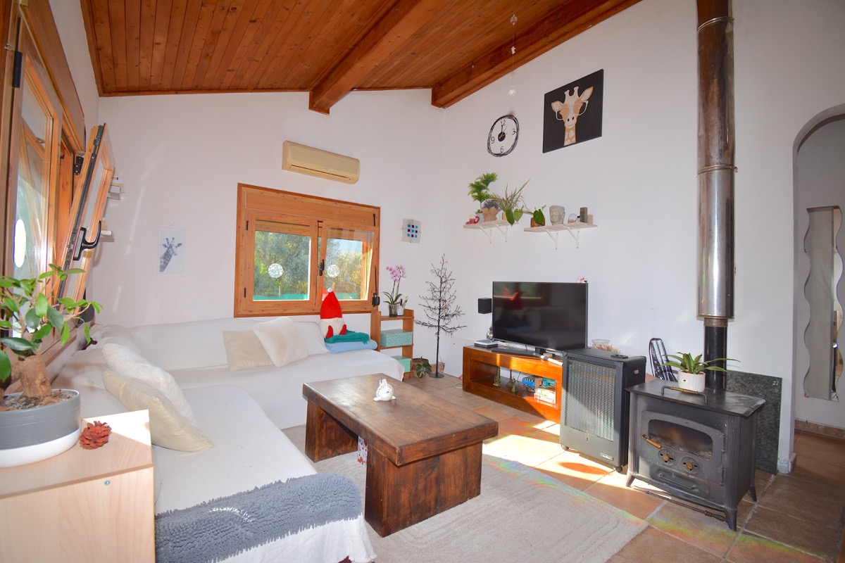 Sobre una parcela de 5.000m2 llanos nos encontramos con dos chalets y vistas al Montgó.