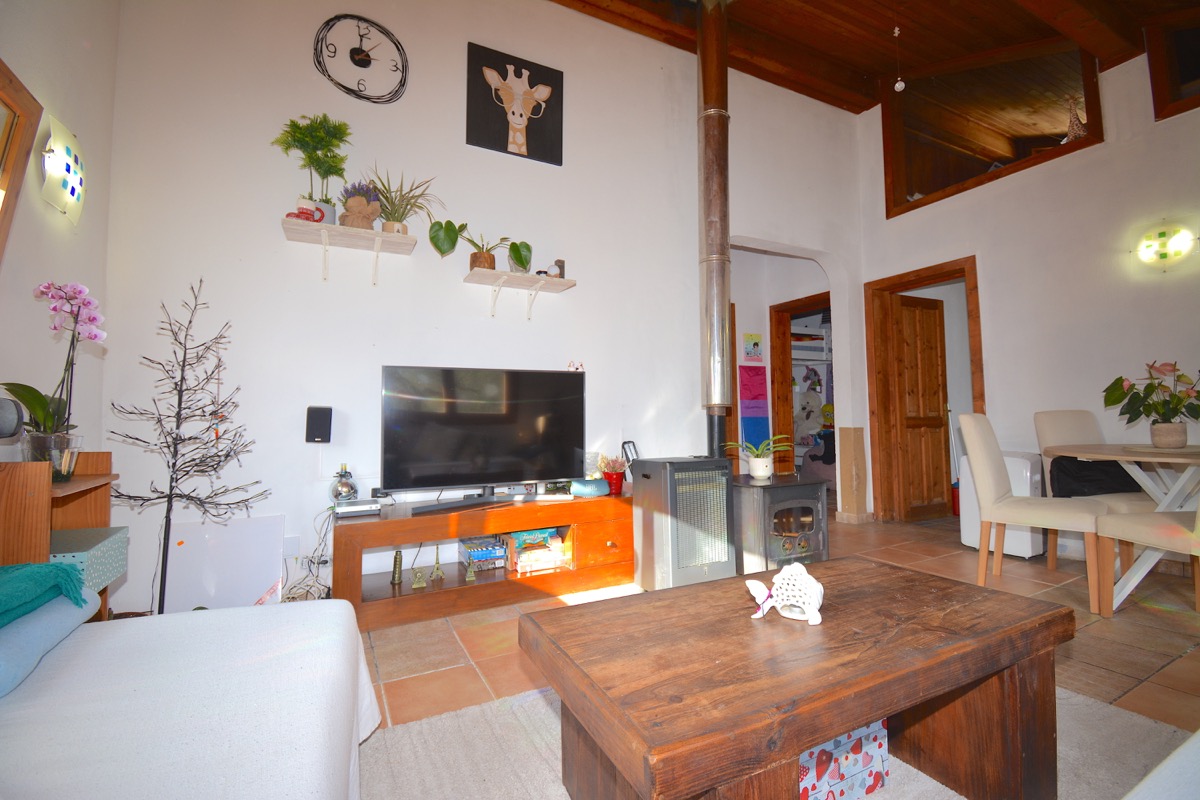 Sobre una parcela de 5.000m2 llanos nos encontramos con dos chalets y vistas al Montgó.