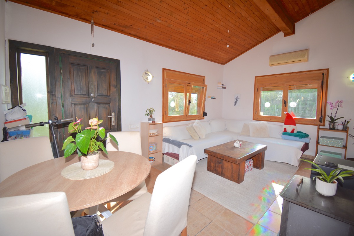 Sobre una parcela de 5.000m2 llanos nos encontramos con dos chalets y vistas al Montgó.