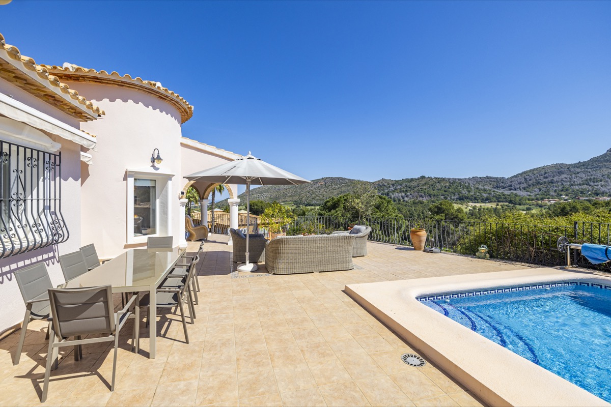 VILLA CON MUCHO ENCANTO EN VENTA EN LA SELLA CON PRECIOSAS VISTAS 