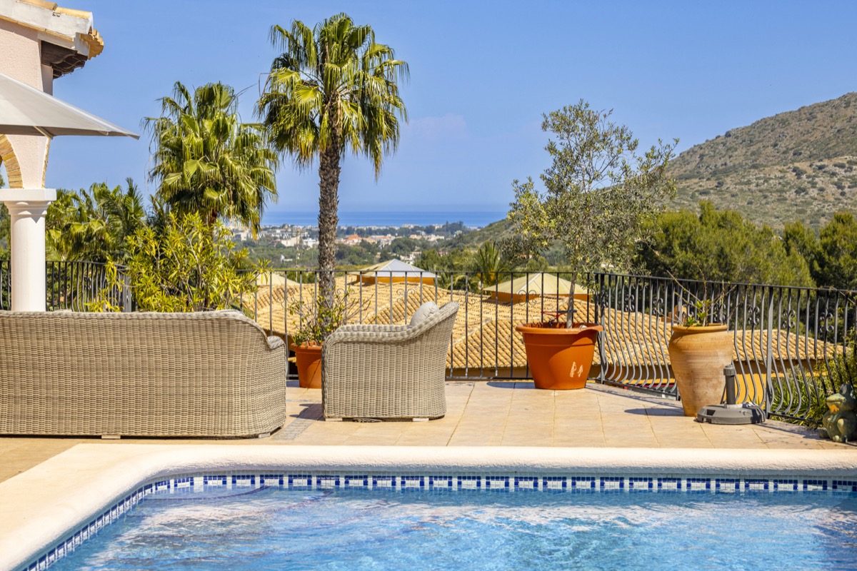 VILLA CON MUCHO ENCANTO EN VENTA EN LA SELLA CON PRECIOSAS VISTAS 