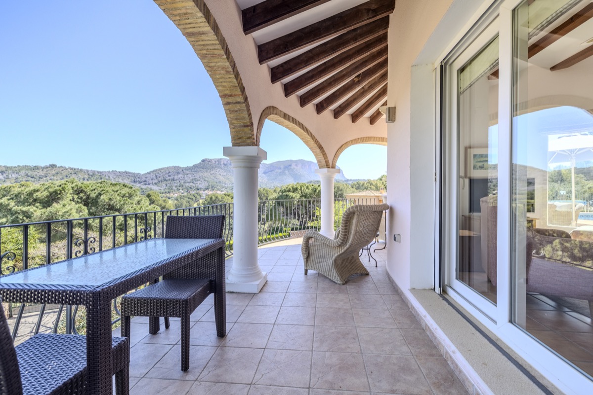 VILLA CON MUCHO ENCANTO EN VENTA EN LA SELLA CON PRECIOSAS VISTAS 