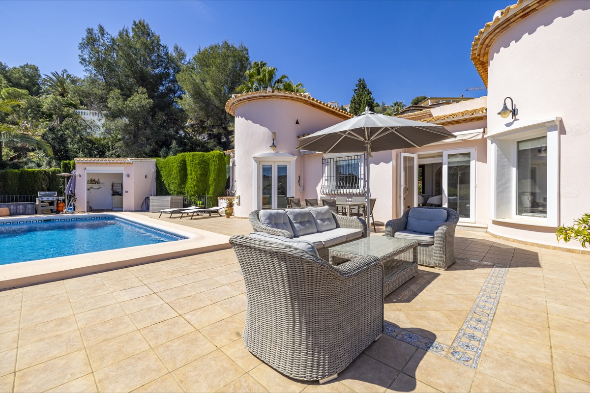 VILLA CON MUCHO ENCANTO EN VENTA EN LA SELLA CON PRECIOSAS VISTAS 