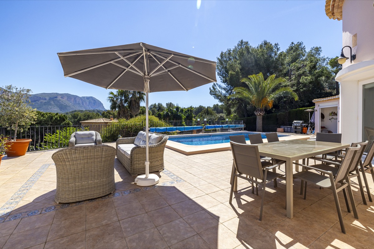 VILLA CON MUCHO ENCANTO EN VENTA EN LA SELLA CON PRECIOSAS VISTAS 