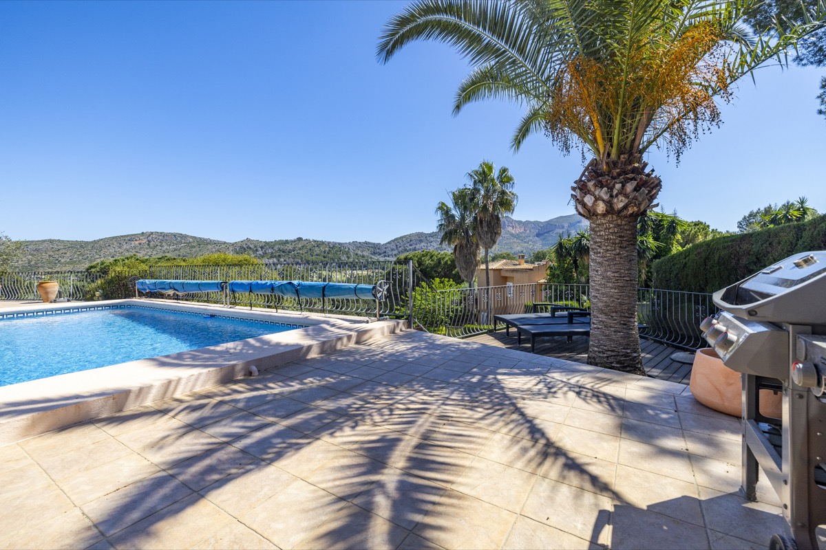 VILLA CON MUCHO ENCANTO EN VENTA EN LA SELLA CON PRECIOSAS VISTAS 