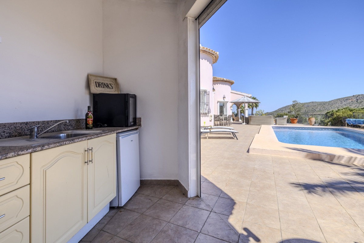 VILLA CON MUCHO ENCANTO EN VENTA EN LA SELLA CON PRECIOSAS VISTAS 