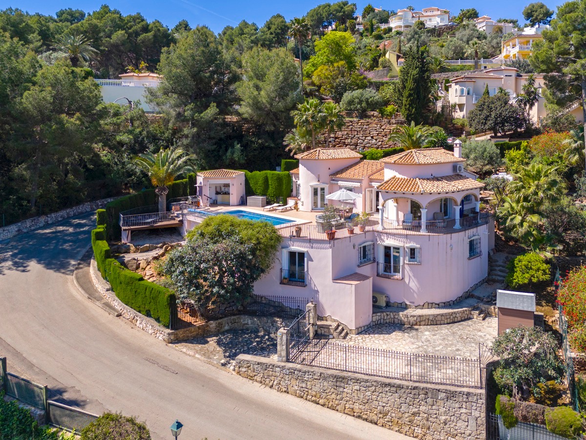 VILLA CON MUCHO ENCANTO EN VENTA EN LA SELLA CON PRECIOSAS VISTAS 