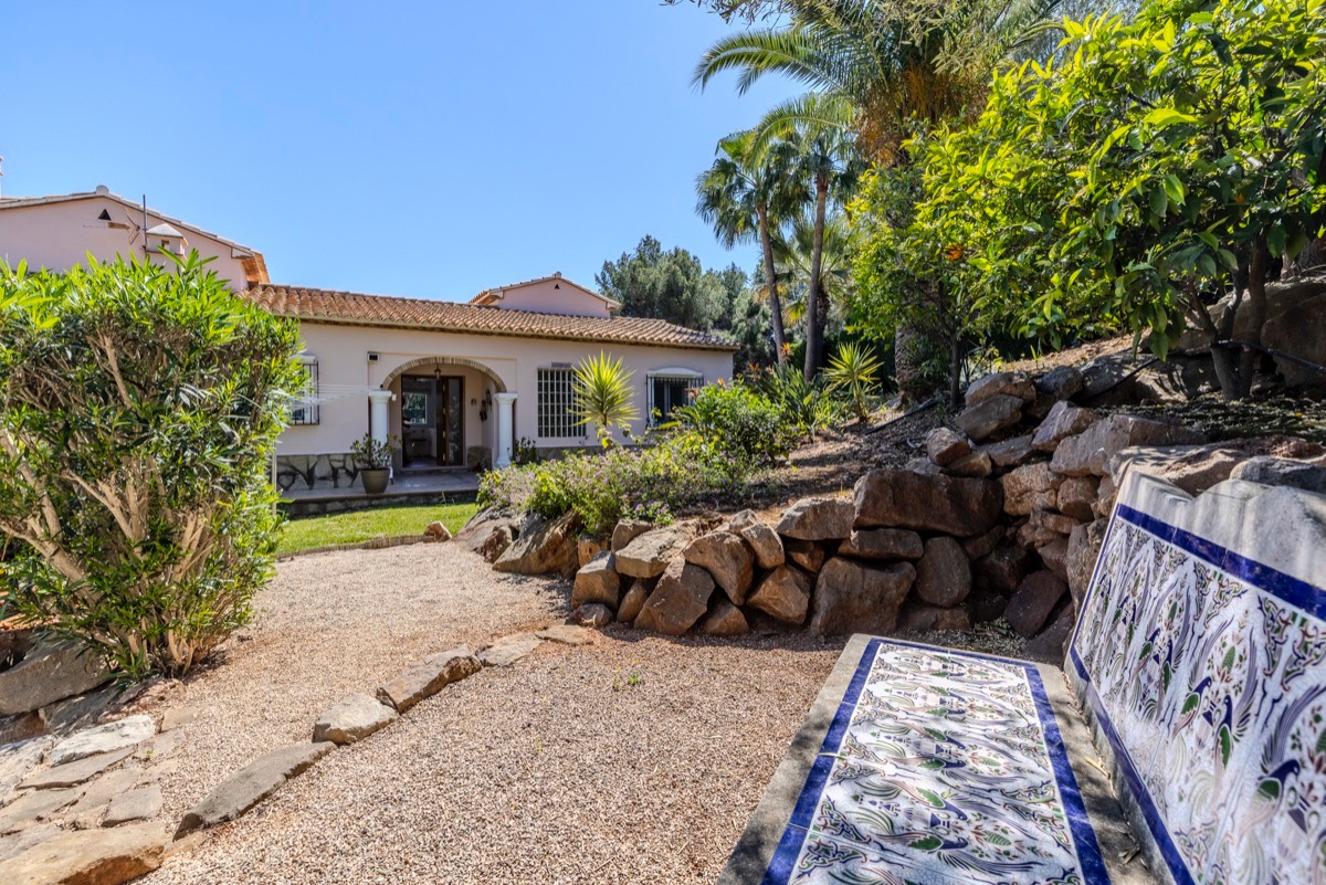 VILLA CON MUCHO ENCANTO EN VENTA EN LA SELLA CON PRECIOSAS VISTAS 