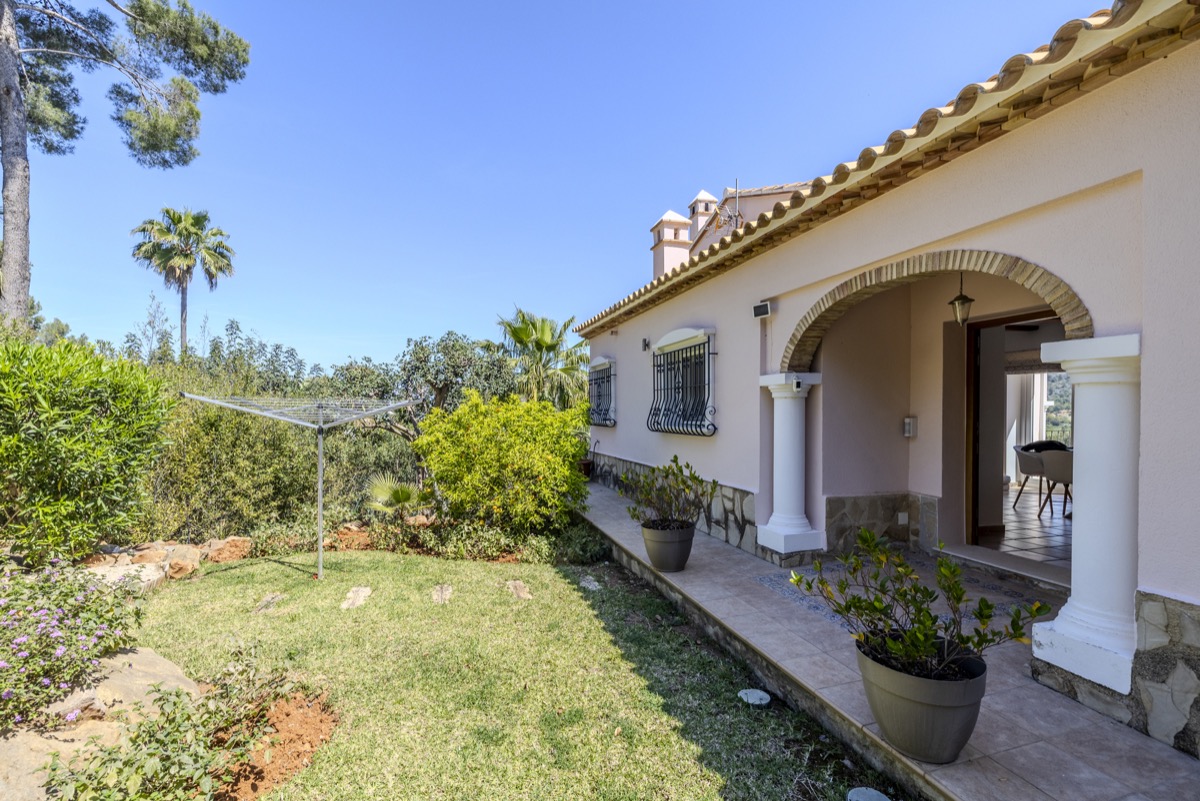 VILLA CON MUCHO ENCANTO EN VENTA EN LA SELLA CON PRECIOSAS VISTAS 