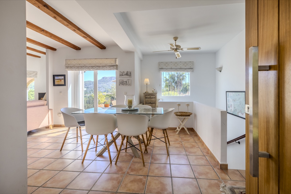 VILLA CON MUCHO ENCANTO EN VENTA EN LA SELLA CON PRECIOSAS VISTAS 