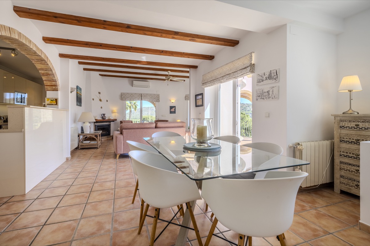 VILLA CON MUCHO ENCANTO EN VENTA EN LA SELLA CON PRECIOSAS VISTAS 