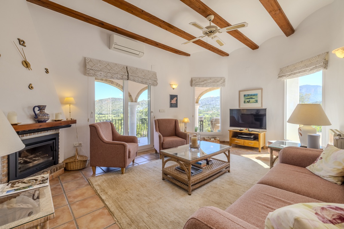 VILLA CON MUCHO ENCANTO EN VENTA EN LA SELLA CON PRECIOSAS VISTAS 