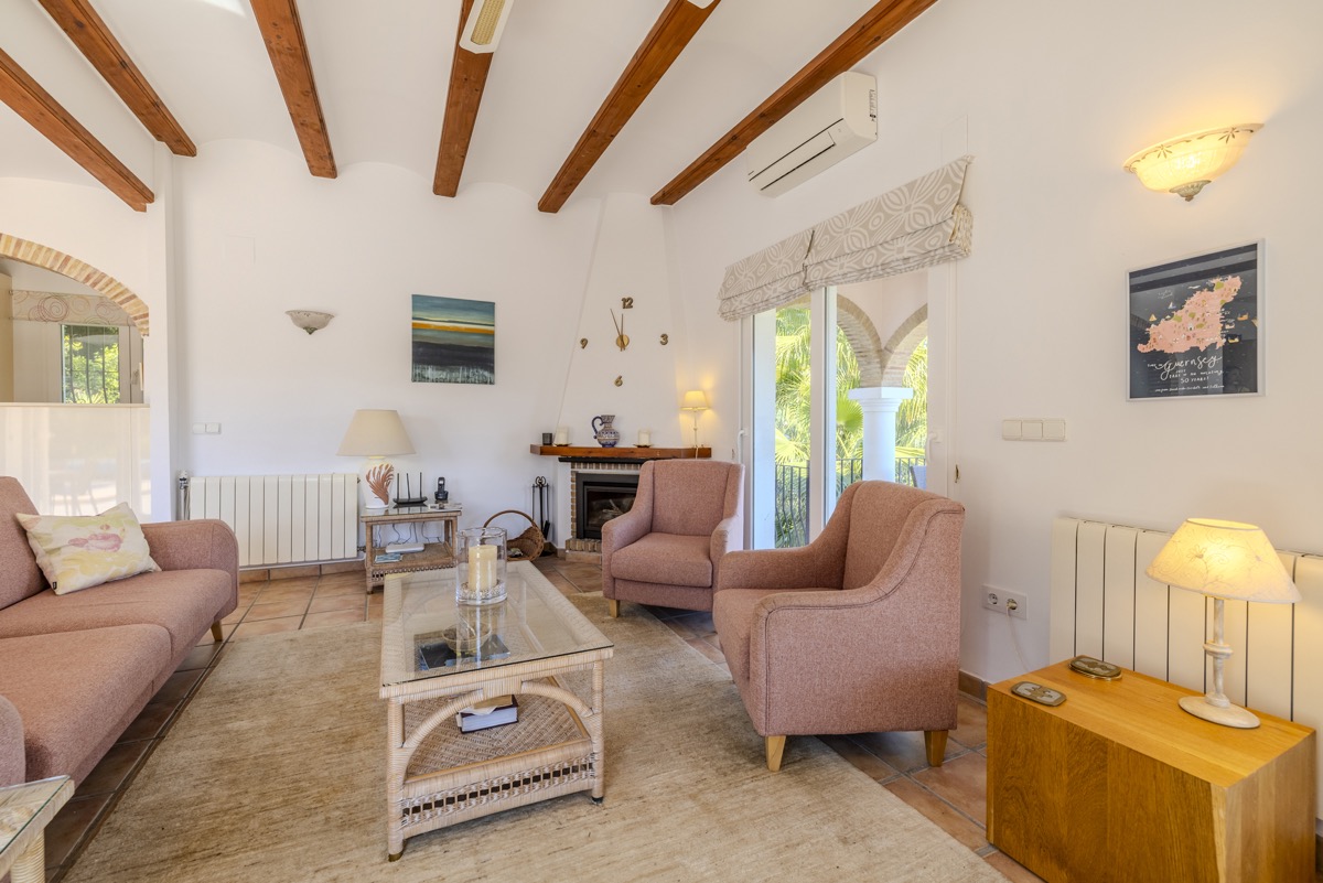 VILLA CON MUCHO ENCANTO EN VENTA EN LA SELLA CON PRECIOSAS VISTAS 
