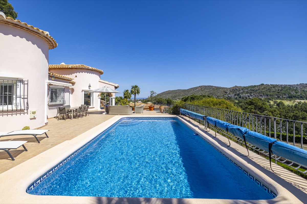 VILLA CON MUCHO ENCANTO EN VENTA EN LA SELLA CON PRECIOSAS VISTAS 