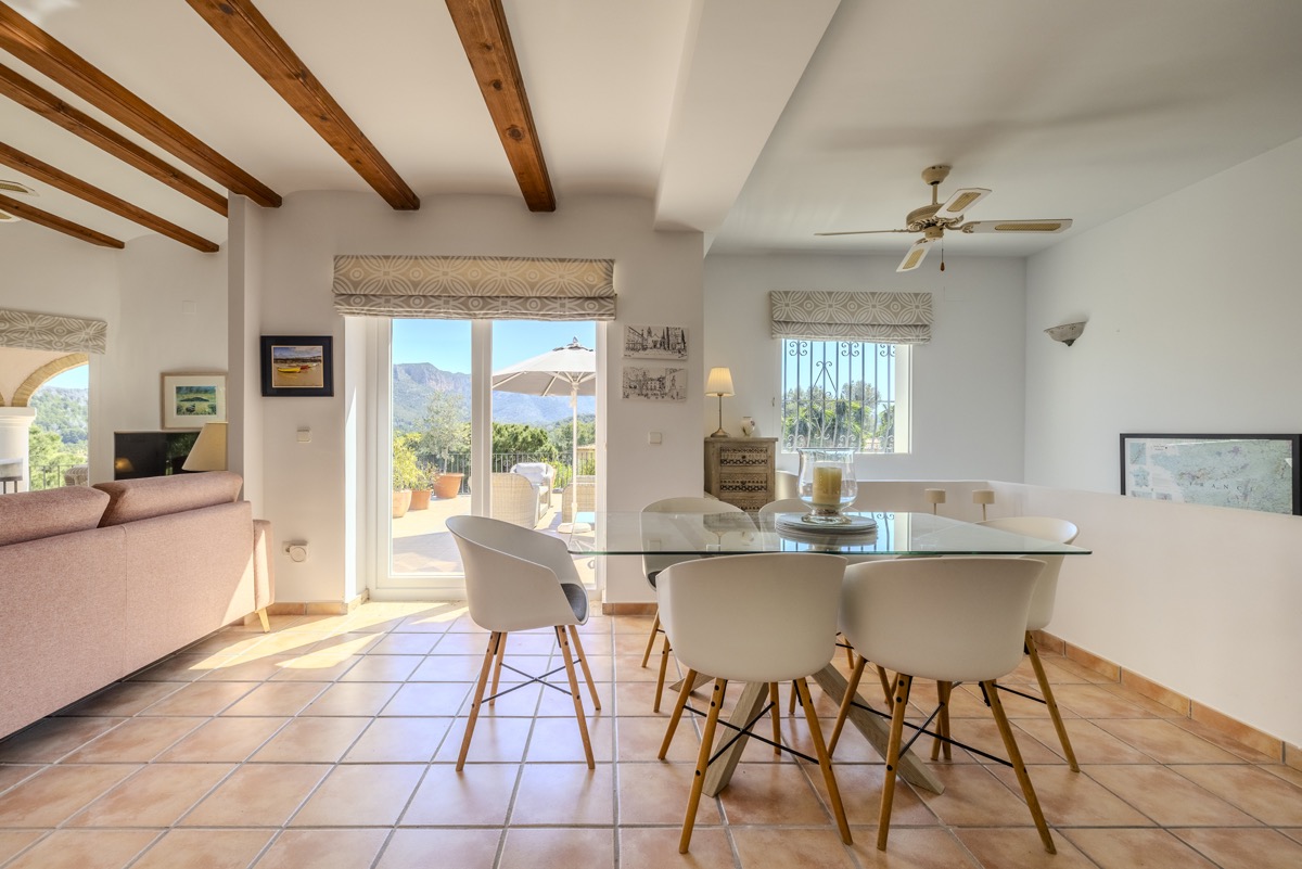 VILLA CON MUCHO ENCANTO EN VENTA EN LA SELLA CON PRECIOSAS VISTAS 