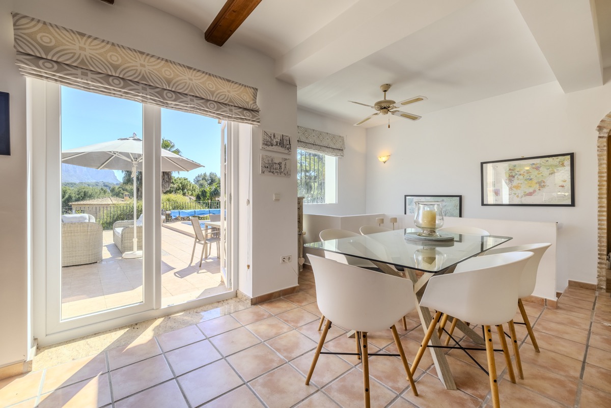 VILLA CON MUCHO ENCANTO EN VENTA EN LA SELLA CON PRECIOSAS VISTAS 
