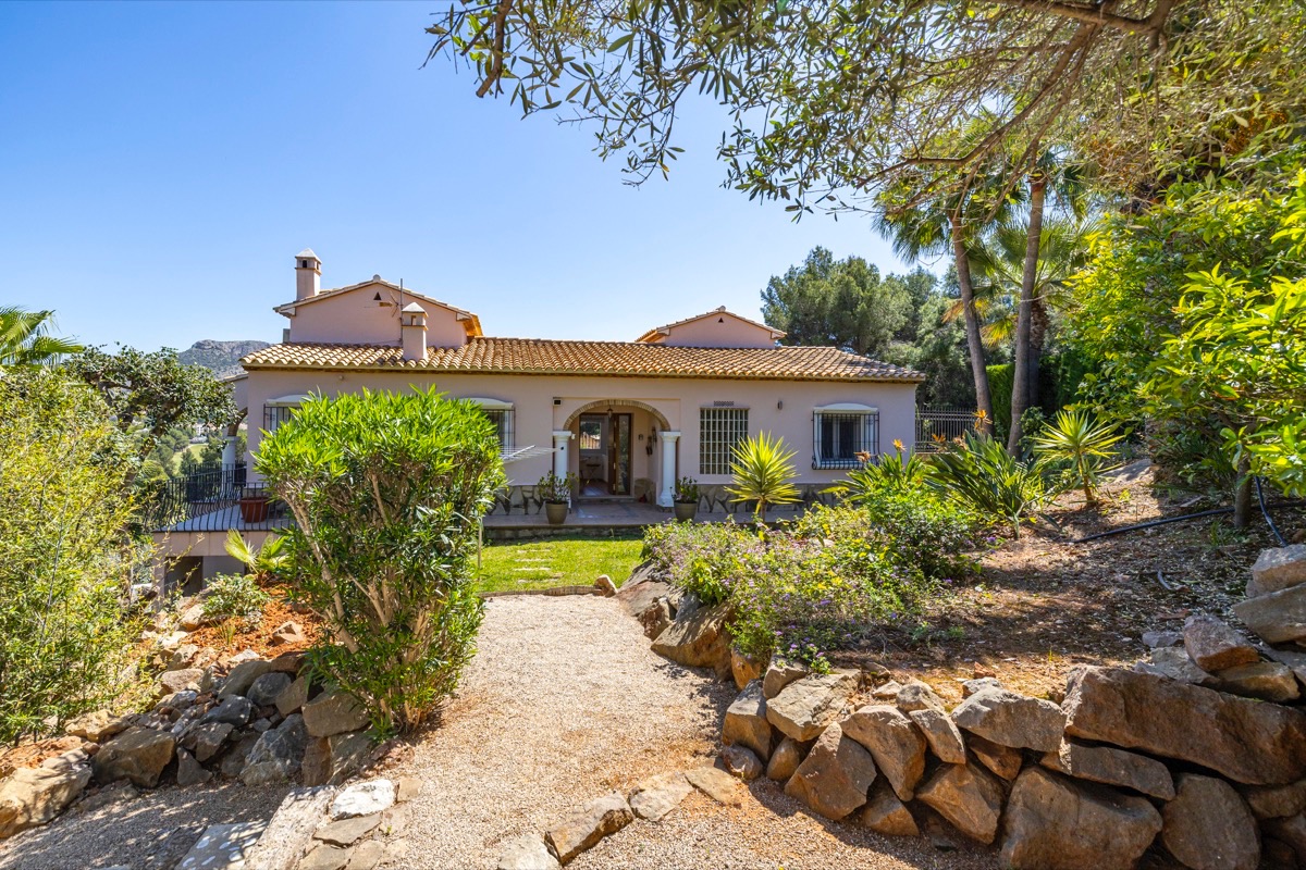 VILLA CON MUCHO ENCANTO EN VENTA EN LA SELLA CON PRECIOSAS VISTAS 