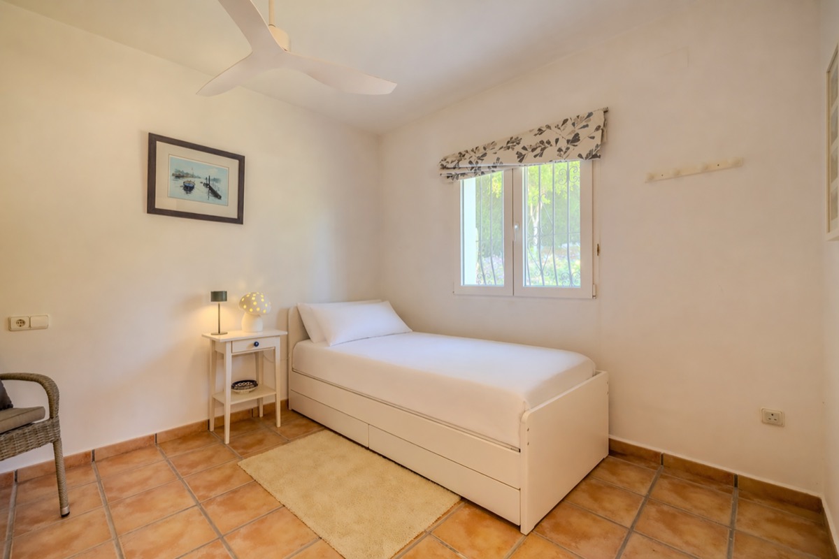 VILLA CON MUCHO ENCANTO EN VENTA EN LA SELLA CON PRECIOSAS VISTAS 