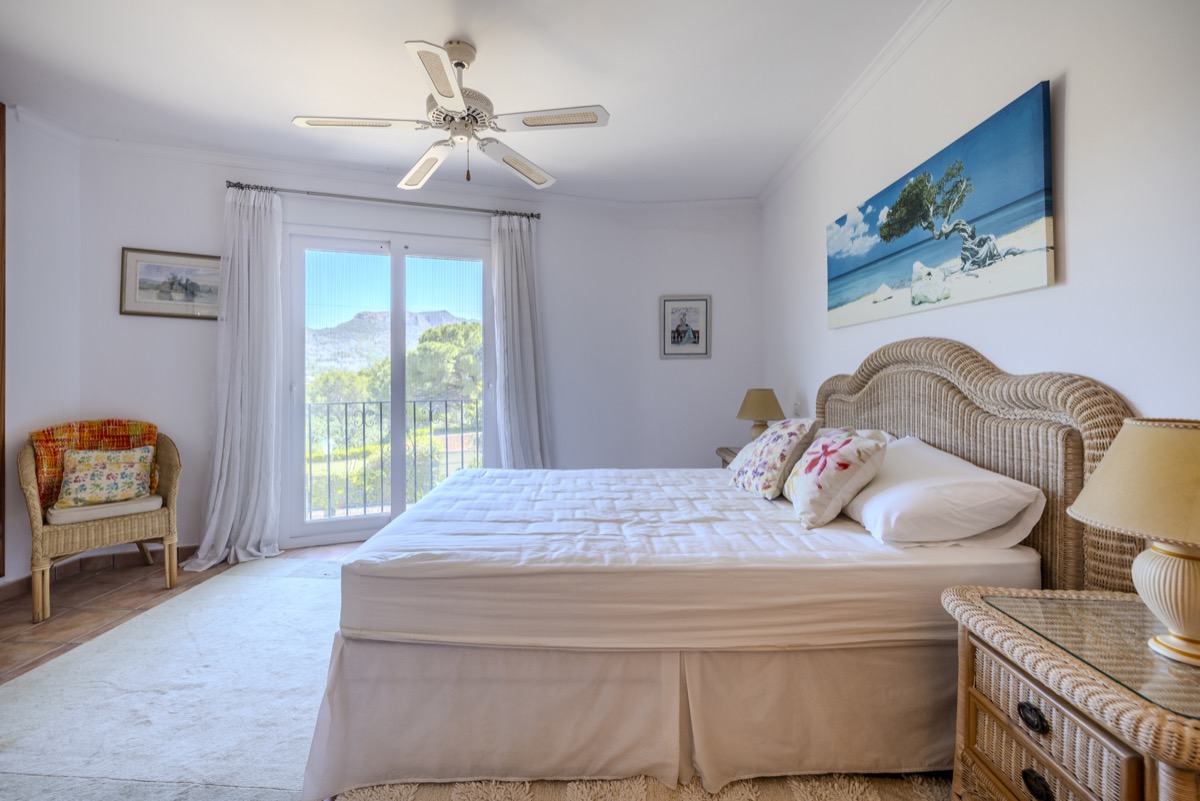 VILLA CON MUCHO ENCANTO EN VENTA EN LA SELLA CON PRECIOSAS VISTAS 