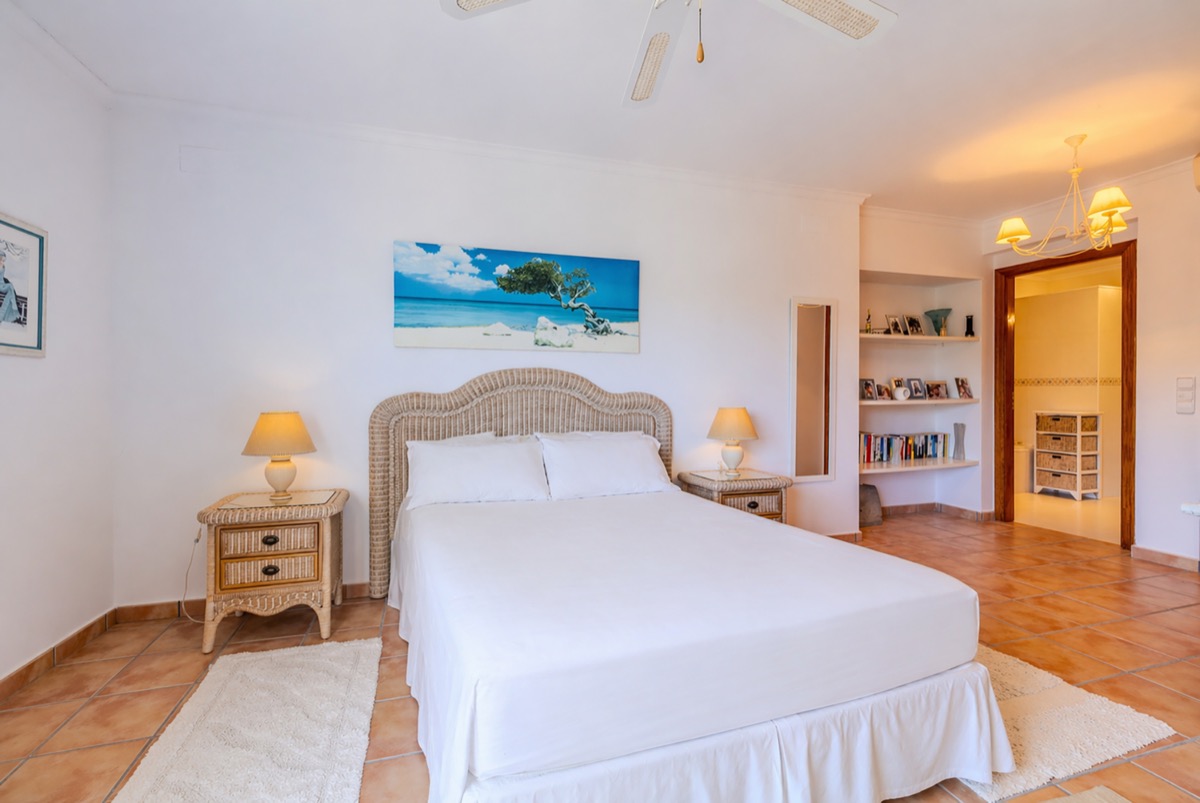 VILLA CON MUCHO ENCANTO EN VENTA EN LA SELLA CON PRECIOSAS VISTAS 