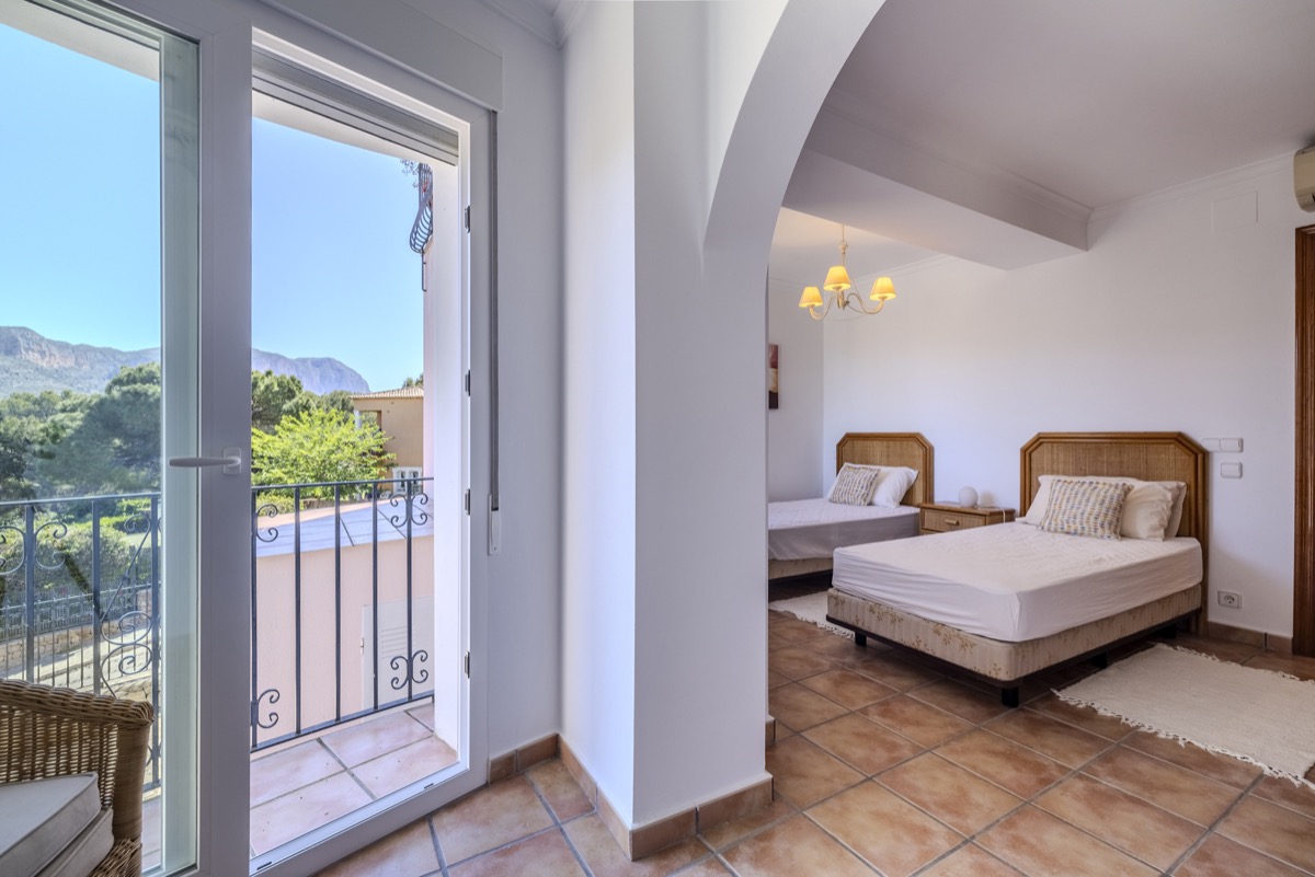 VILLA CON MUCHO ENCANTO EN VENTA EN LA SELLA CON PRECIOSAS VISTAS 