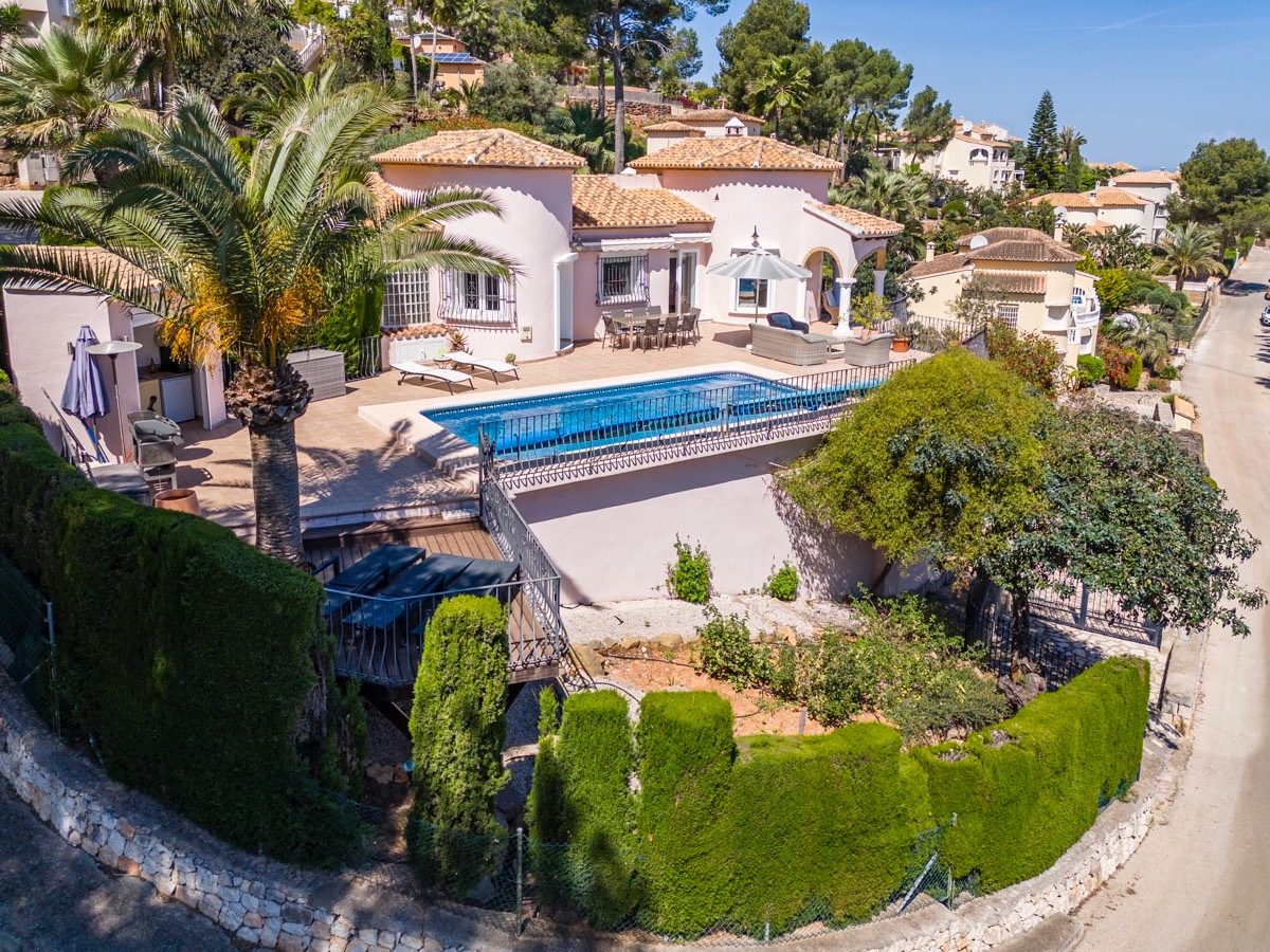 VILLA CON MUCHO ENCANTO EN VENTA EN LA SELLA CON PRECIOSAS VISTAS 