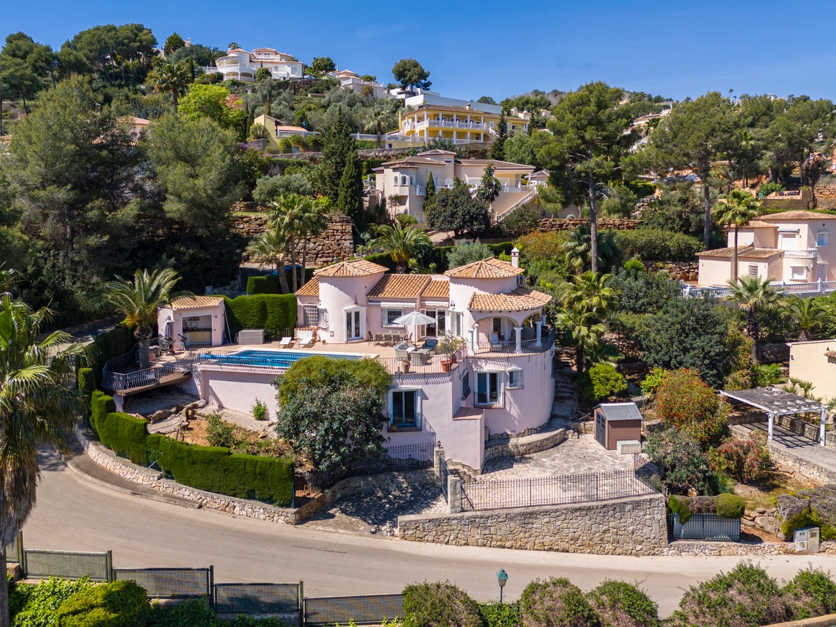 VILLA CON MUCHO ENCANTO EN VENTA EN LA SELLA CON PRECIOSAS VISTAS 